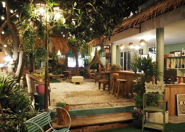 The Oasis On 8 Cozy Homestay & Cafe